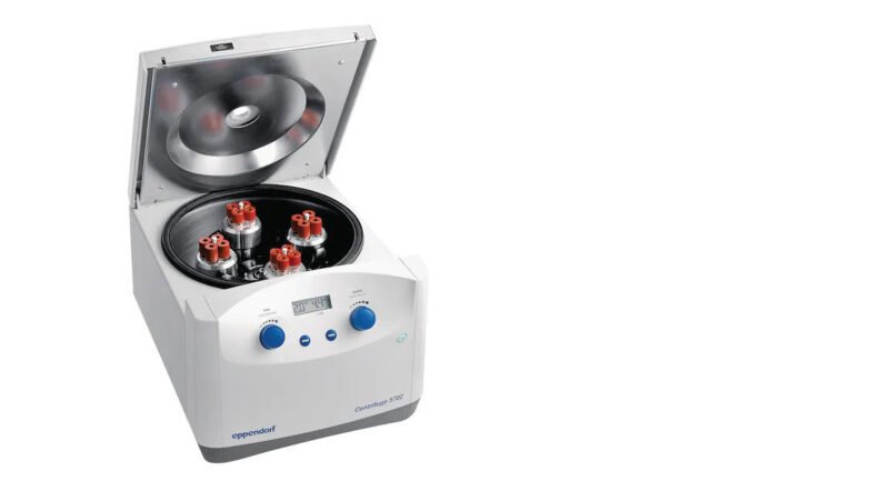 Centrífuga 5702 G con rotor A-4-38 y adaptadores para tubos cónicos de 15/50 ml